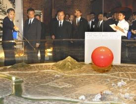 Japonský premiér (druhý z leva) u modelu zničeného města.